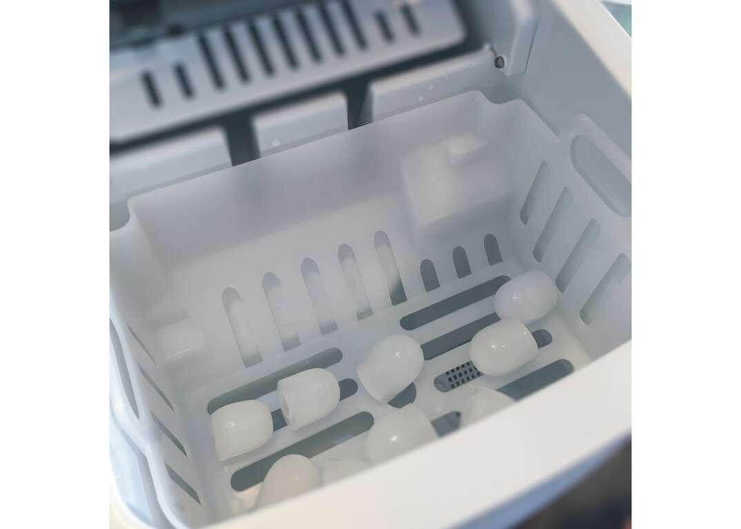 Clean ice cubes from automatic ice maker