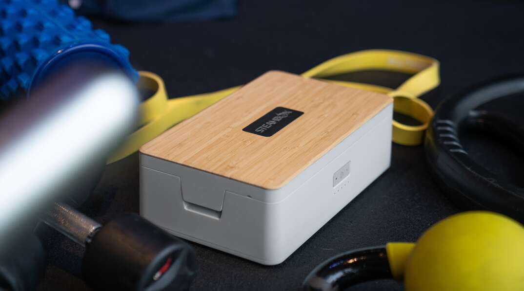 White Steambox lunchbox with bamboo top