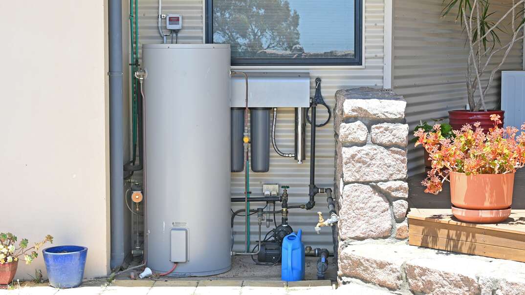 Hot water tank with pump and filter