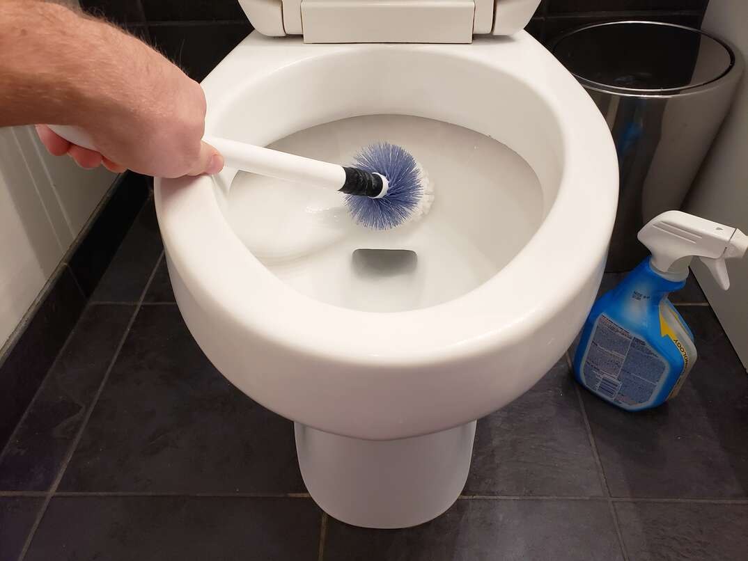 How to clean the bathroom