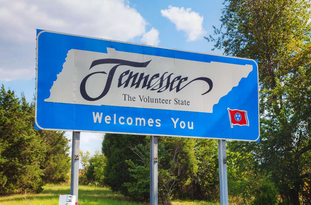 Tennessee welcomes you sign alongside a highway