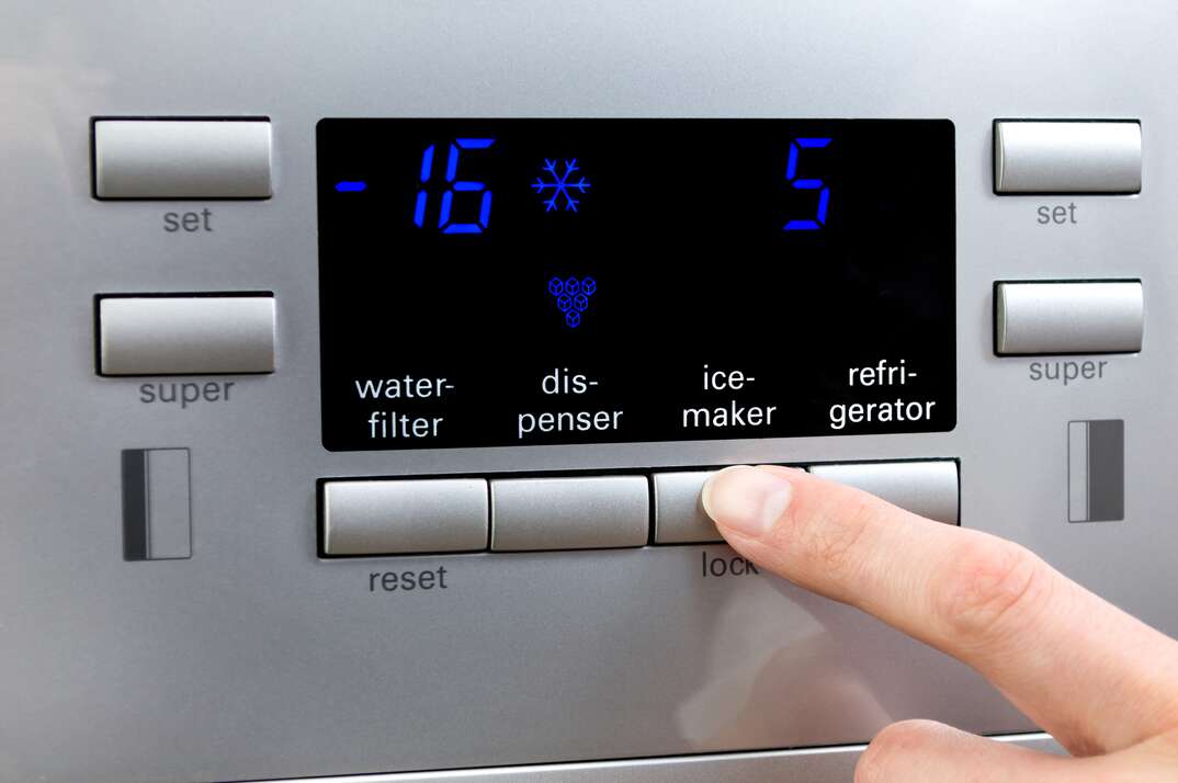 Choosing ice-maker programme at refrigerator displayer