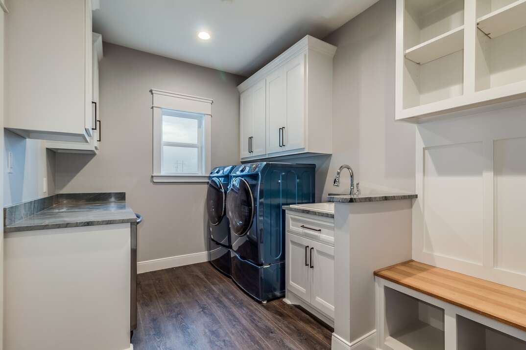 Good space efficiency in laundry room and mudroom