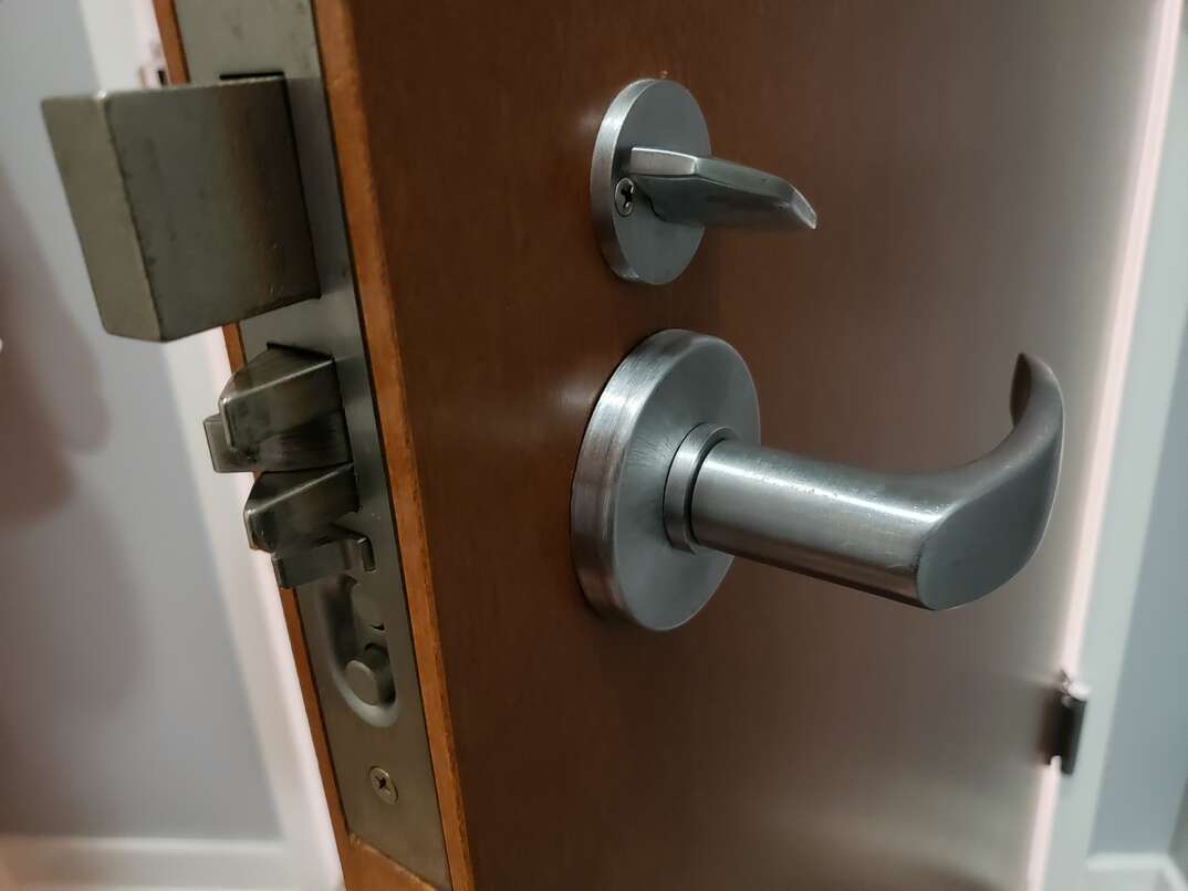 what is a deadbolt lock