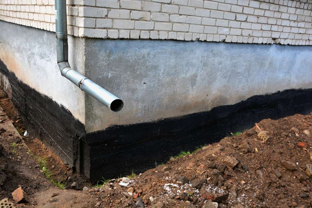 Waterproofing city flat house foundation with bitumen