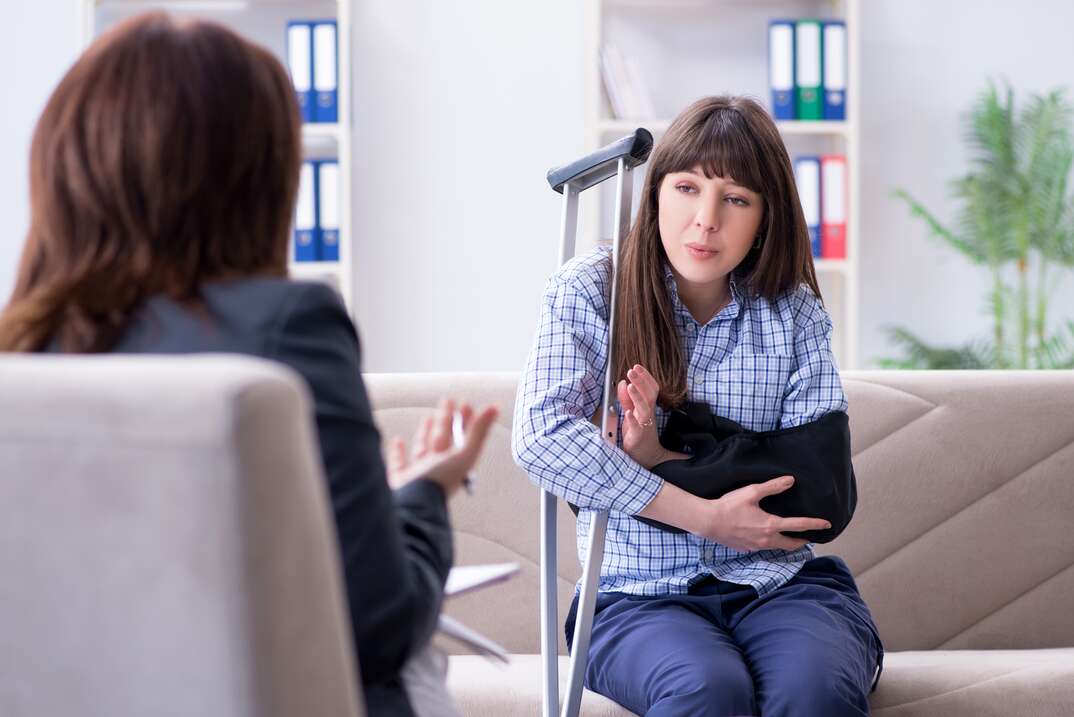 Injured woman visiting phychologist for advice