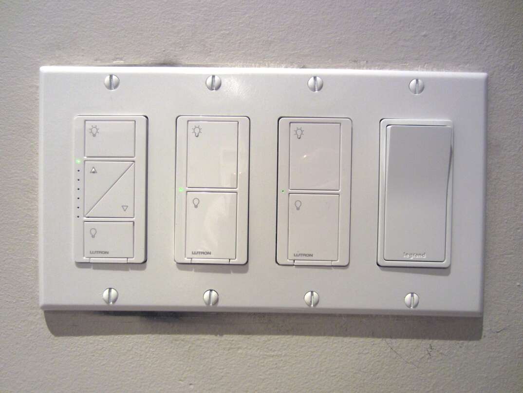 Lightswitch flicker with dimmers