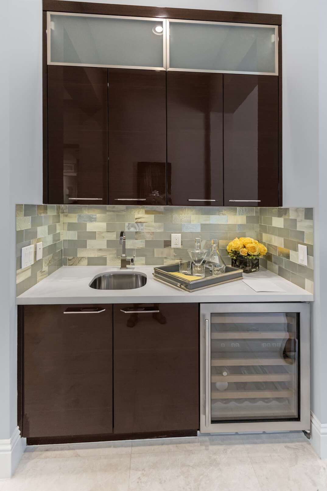 modern wet-Bar in a home