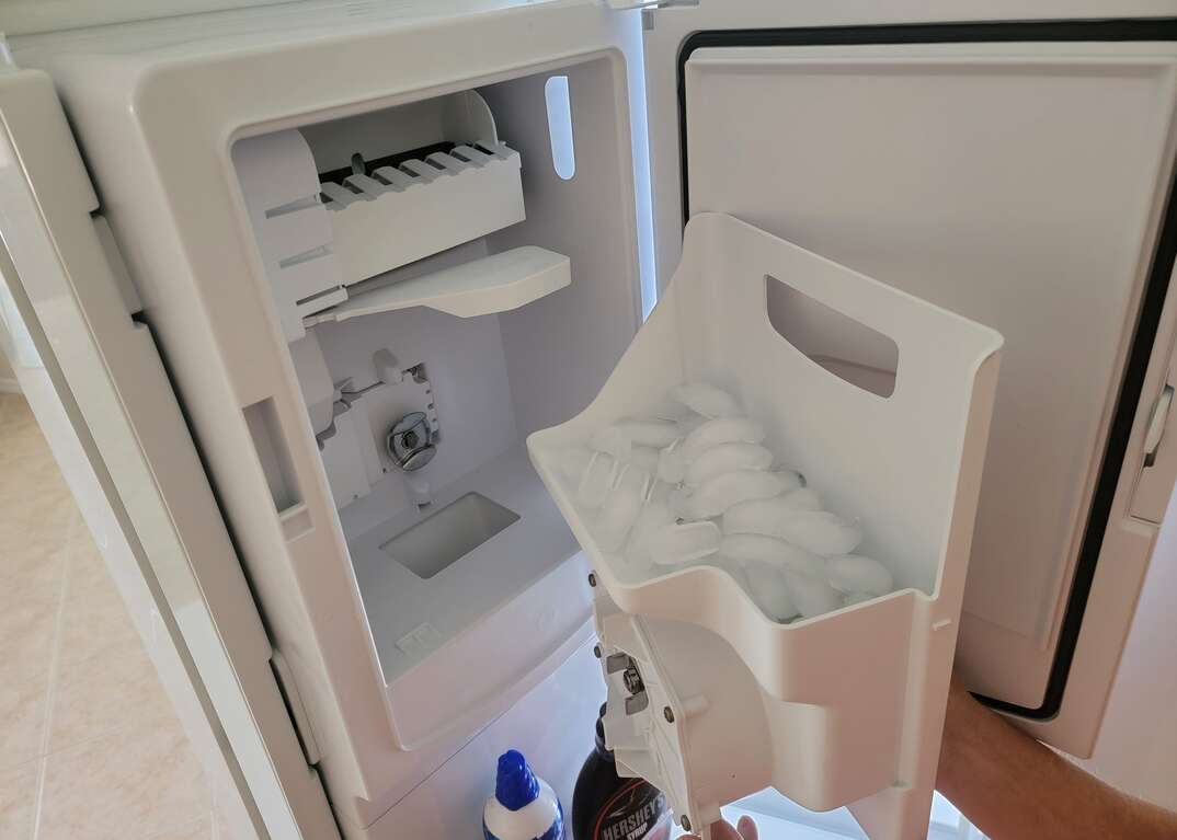 How to turn off the ice maker on the refrigerator?