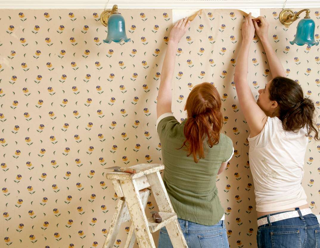 Friends beginning to remove wallpaper