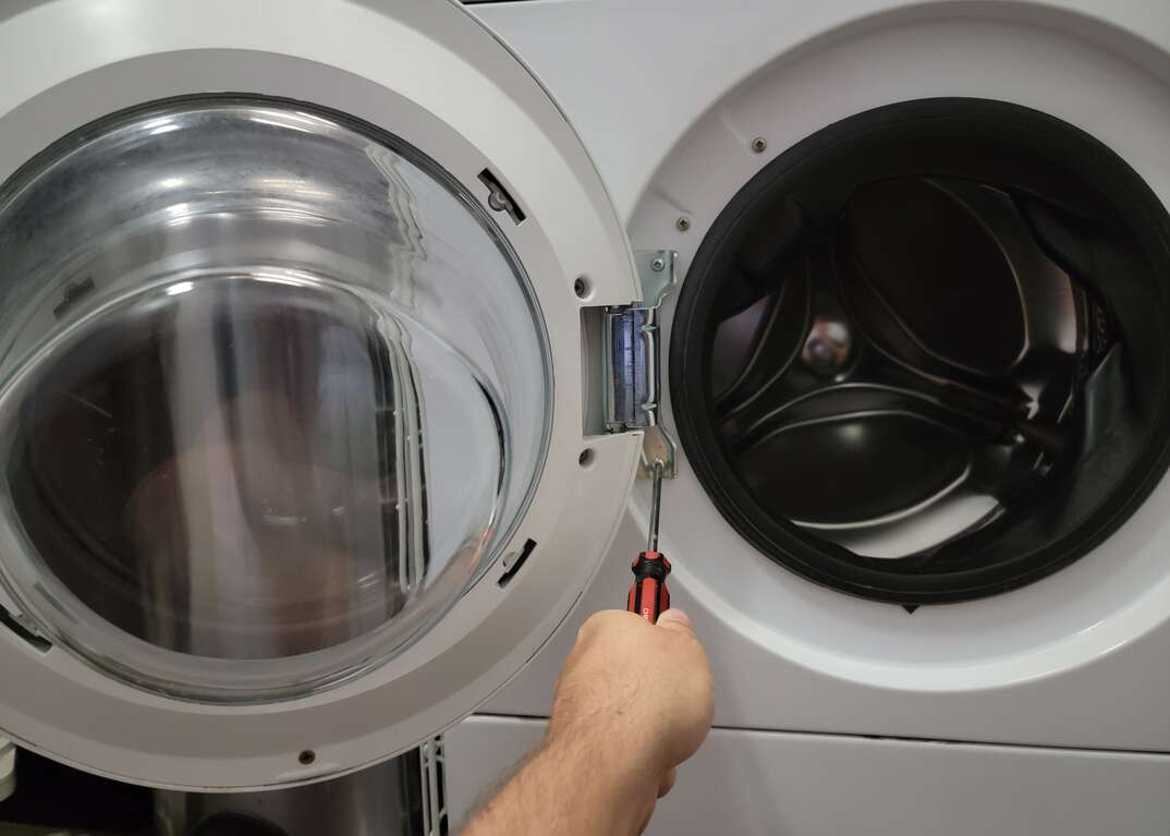 Reversing washer door