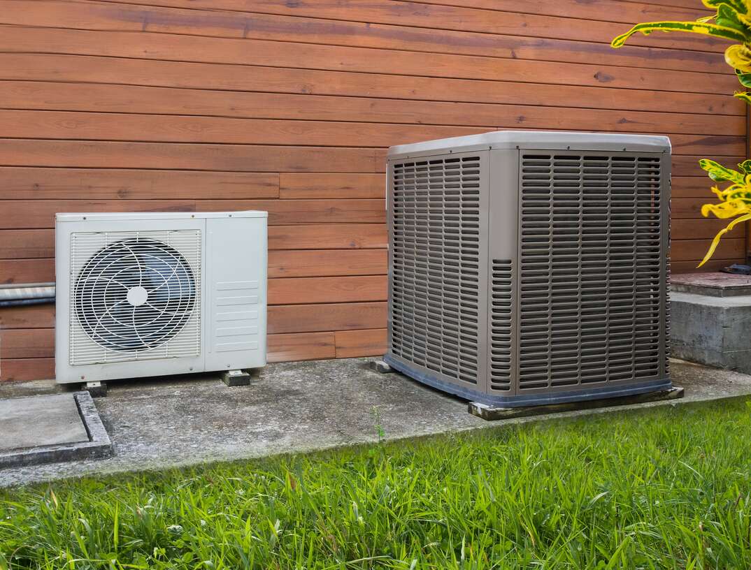 Air conditioning unit and heat pump unit side by side