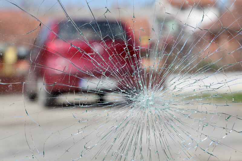 service agent repairs dangerous crack in windhield on location without replacement glass for free